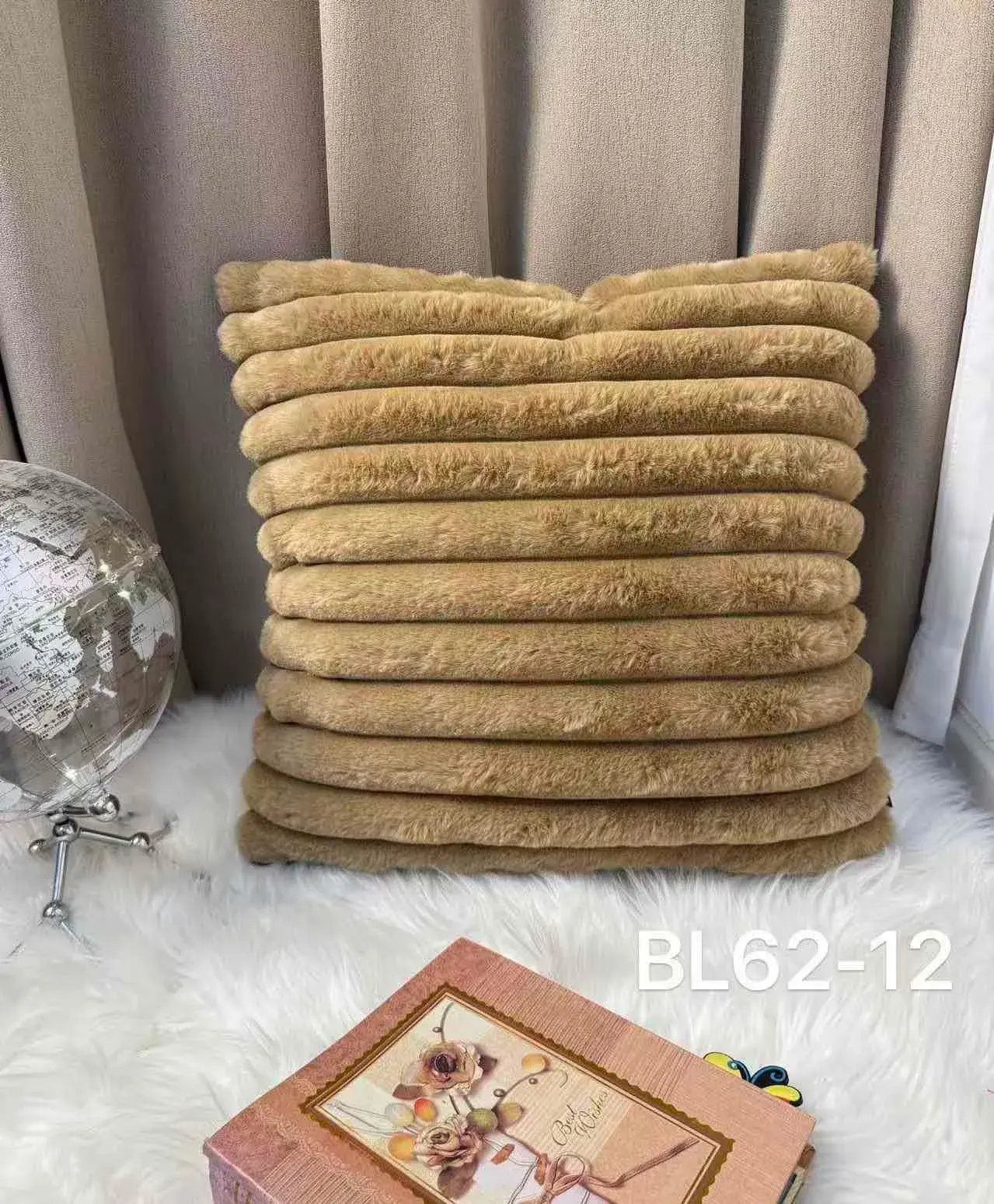 Poszewka 40x40cm pluszowa futrzana w paski beżowa