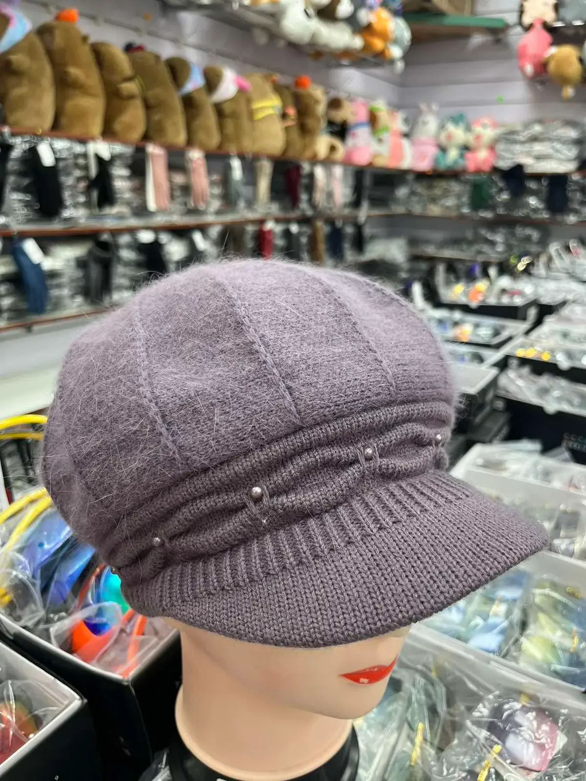 Czapka damska beanie z daszkiem szara prążkowana