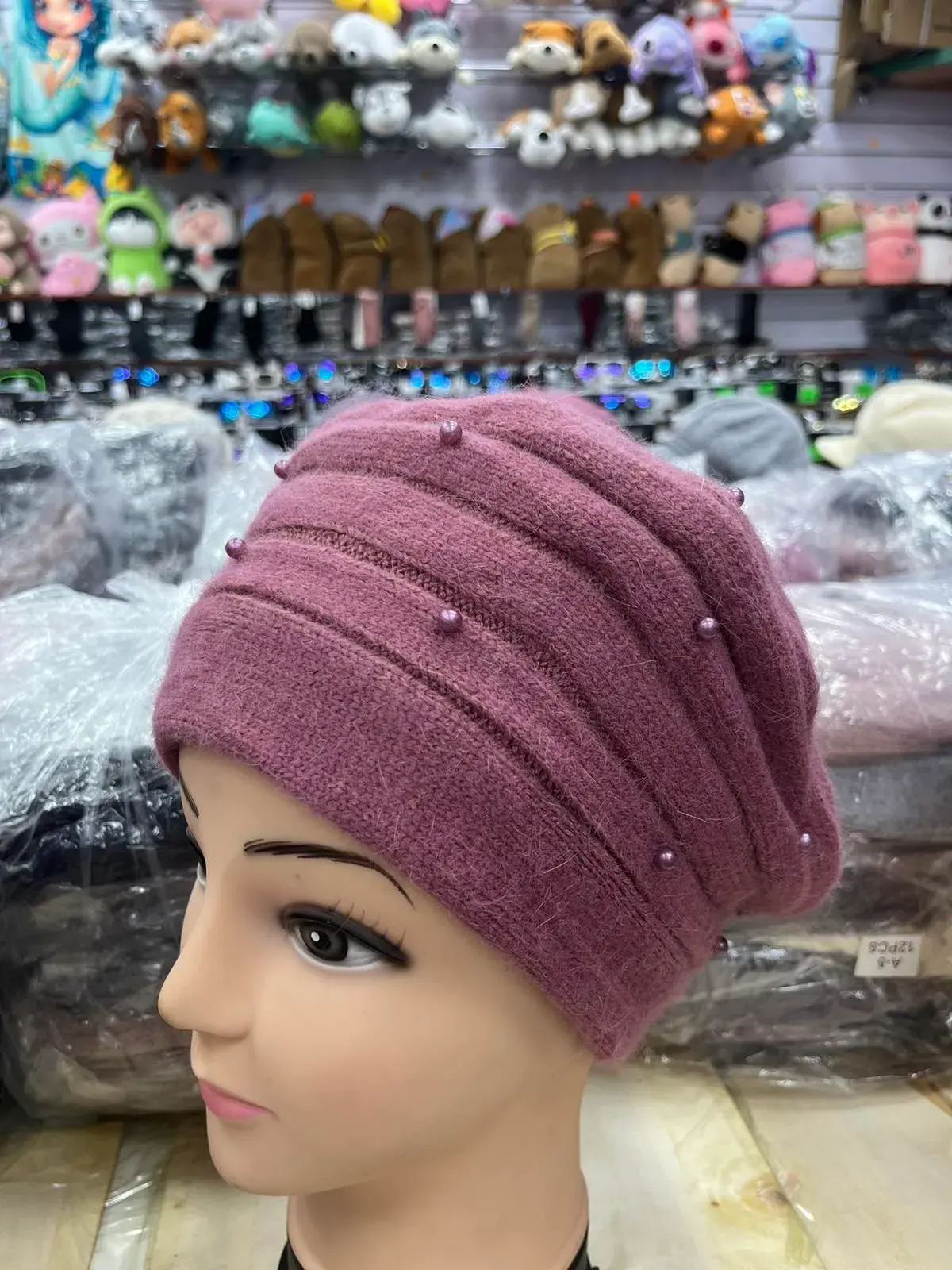 Czapka damska beanie bordowa z perełkami