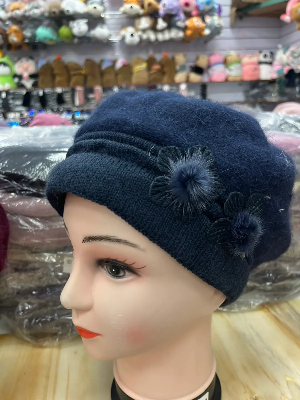 Czapka damska beanie granatowa z pomponem