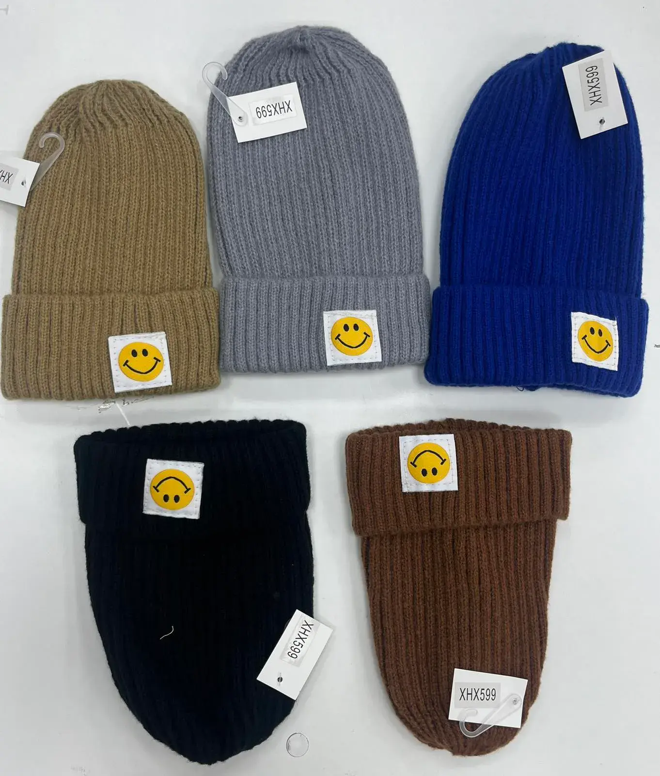 Czapki damskie beanie z naszywką uśmiech, 5 kolorów