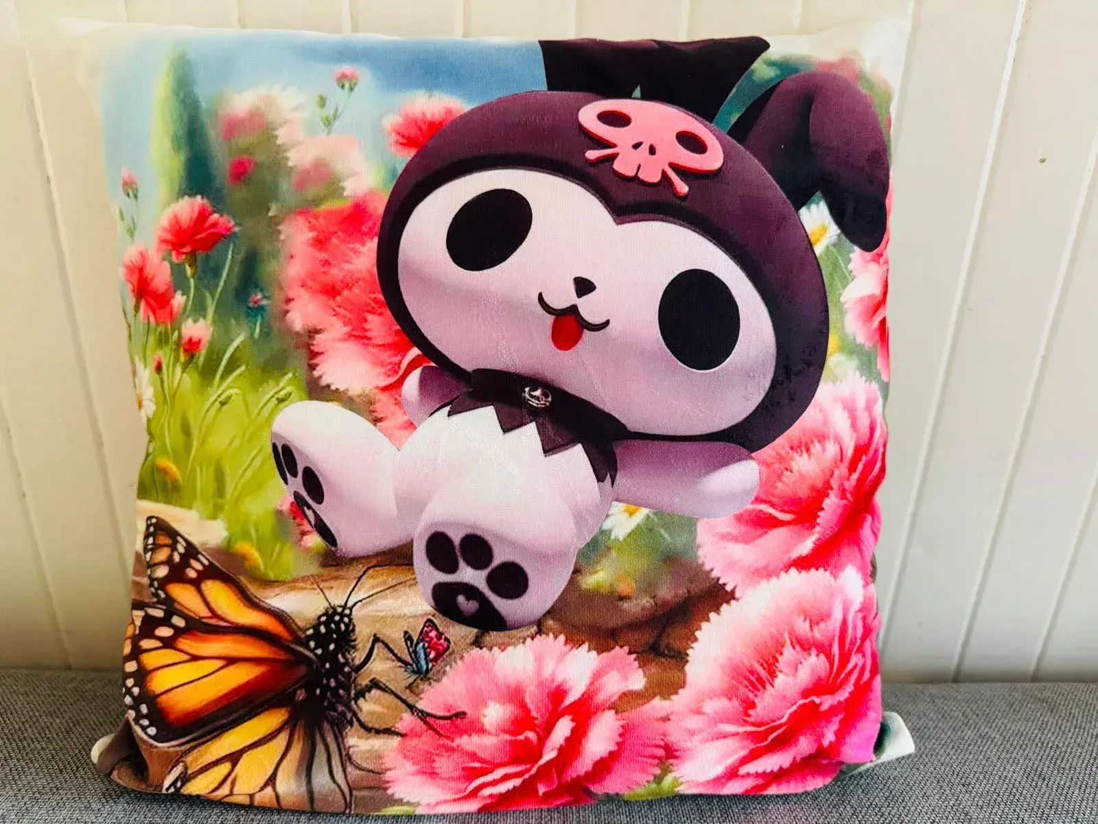 Poszewka 40x40cm Kuromi z kwiatami i motylem