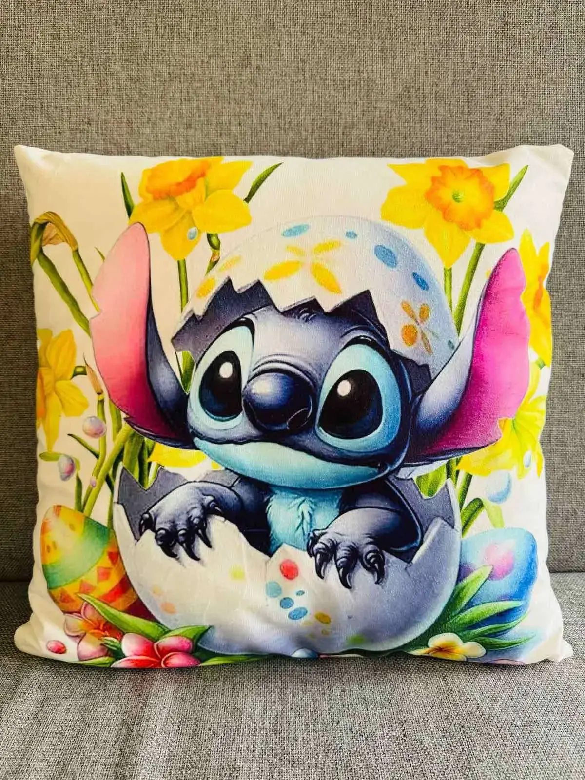 Poszewka 40x40cm Stitch Wielkanoc z pisankami