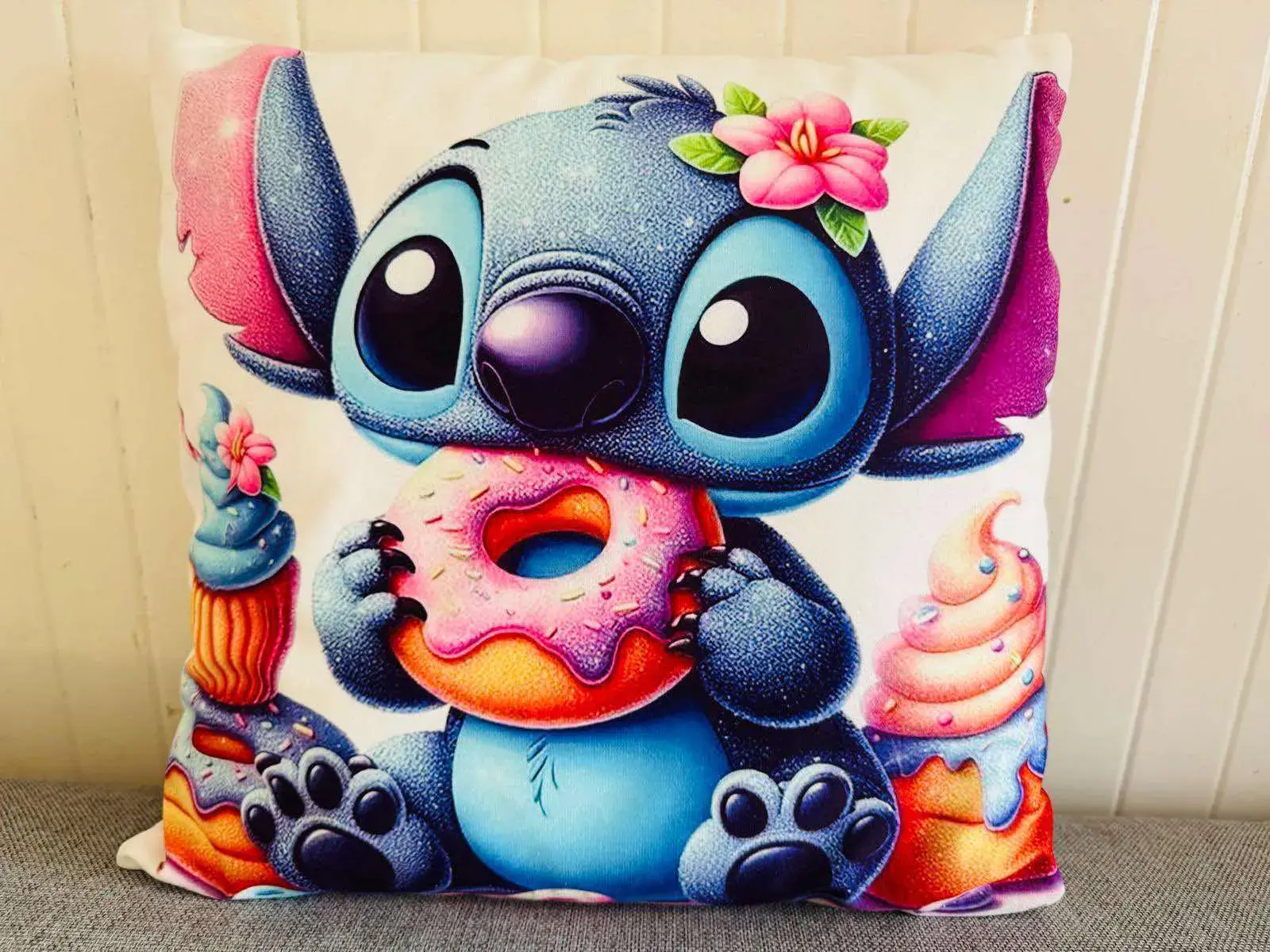 Poszewka 40x40cm Stitch z pączkiem Lilo & Stitch