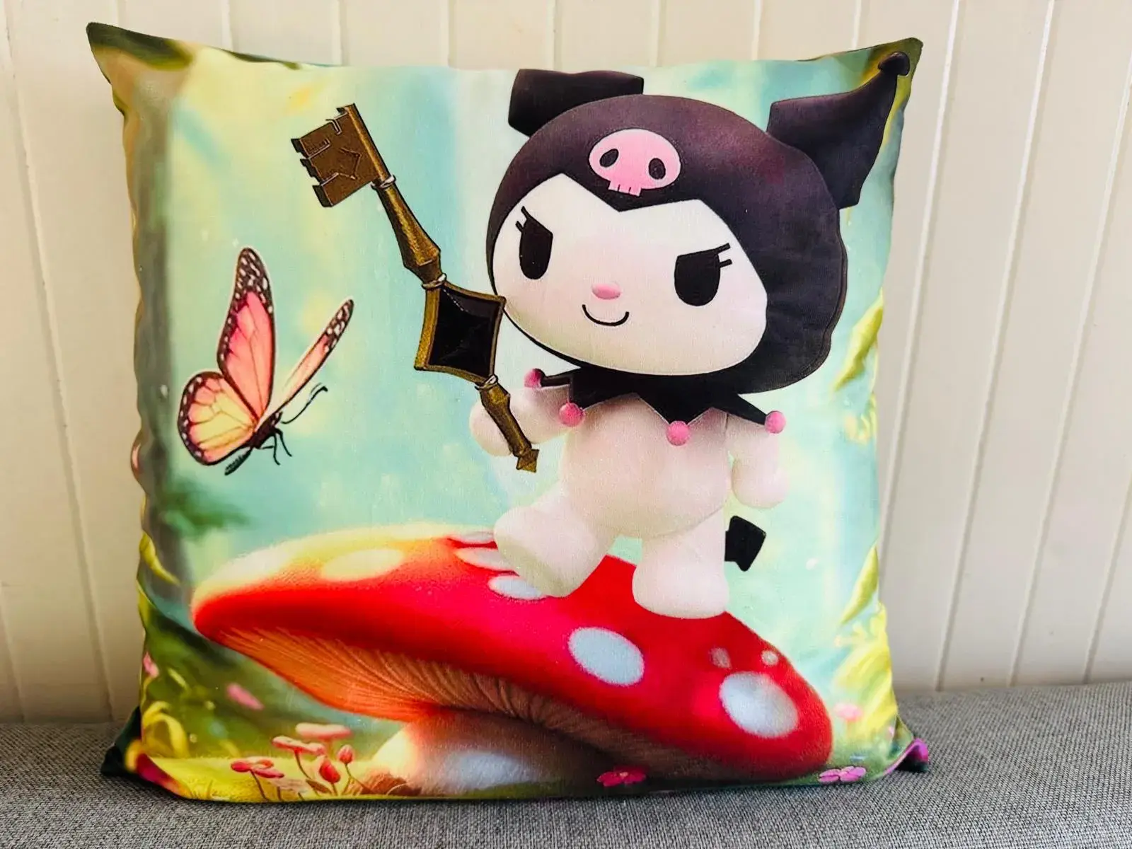 Poszewka 40x40cm Kuromi z motylami i grzybem