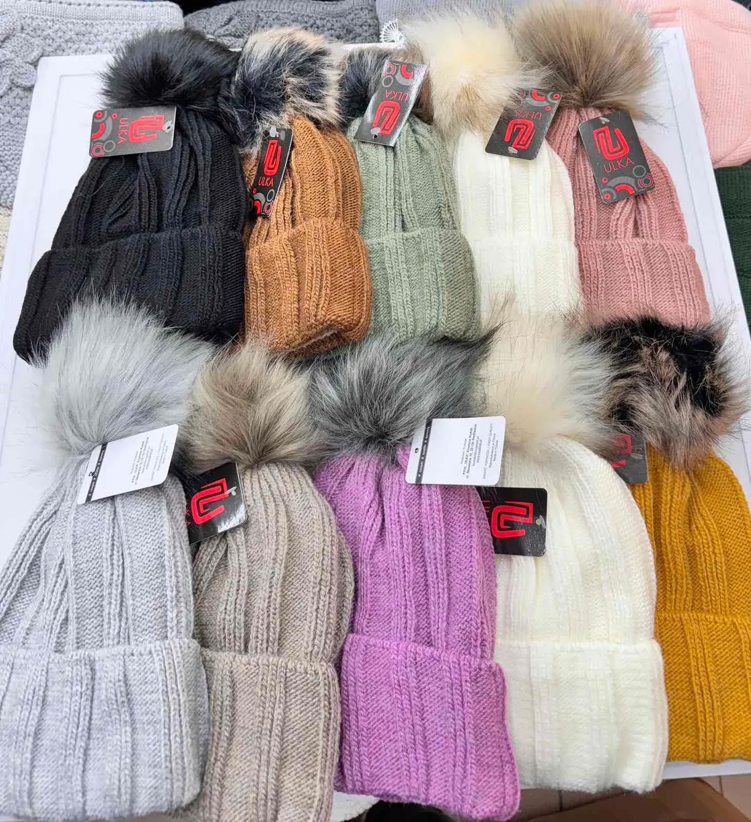 Czapki damskie z pomponem knitowane 12 szt