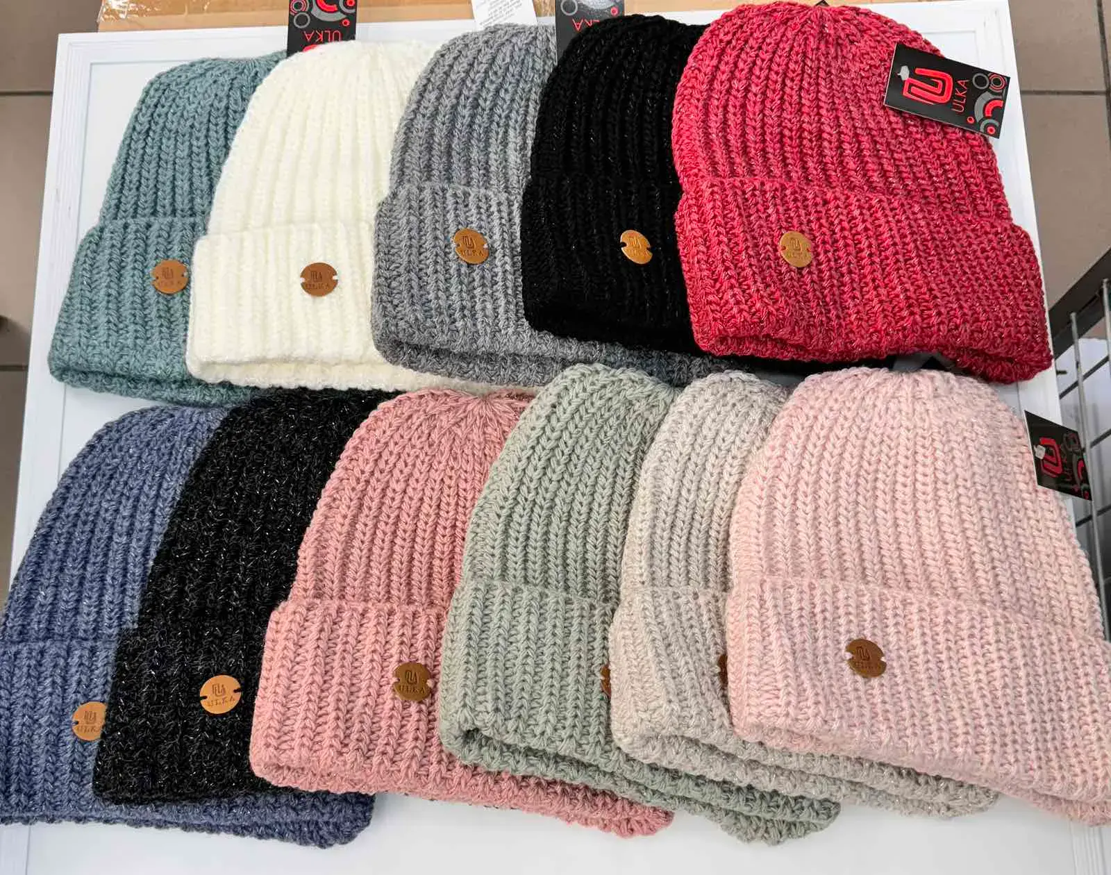 Czapki damskie dzianinowe beanie z drewnianymi ozdobami