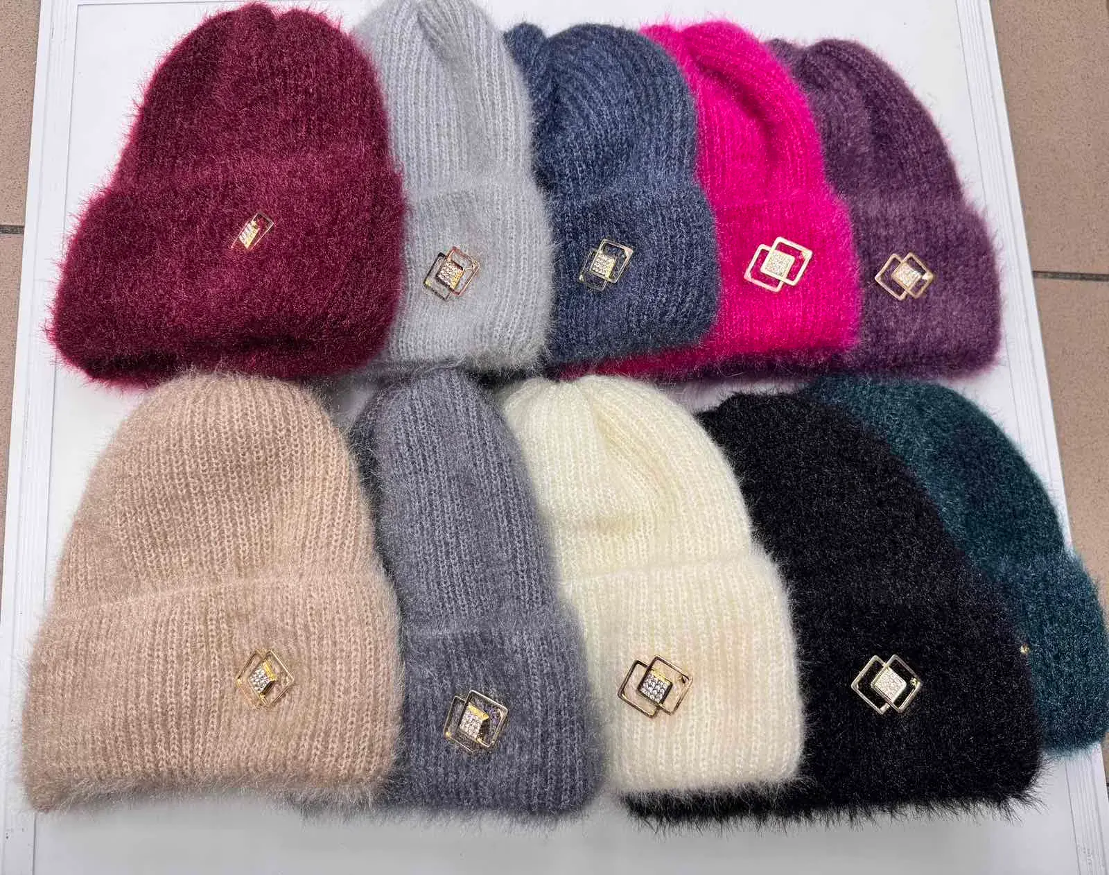 Czapki damskie futrzane beanie z ozdobą metaliczną 12 kolorów