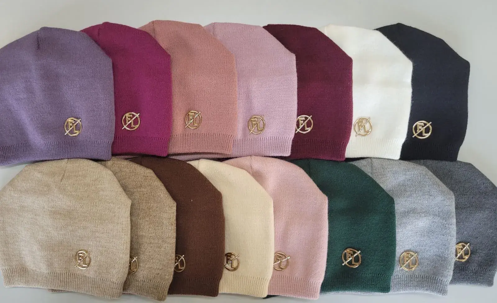 Czapki damskie beanie multicOLOR z metalowym logo
