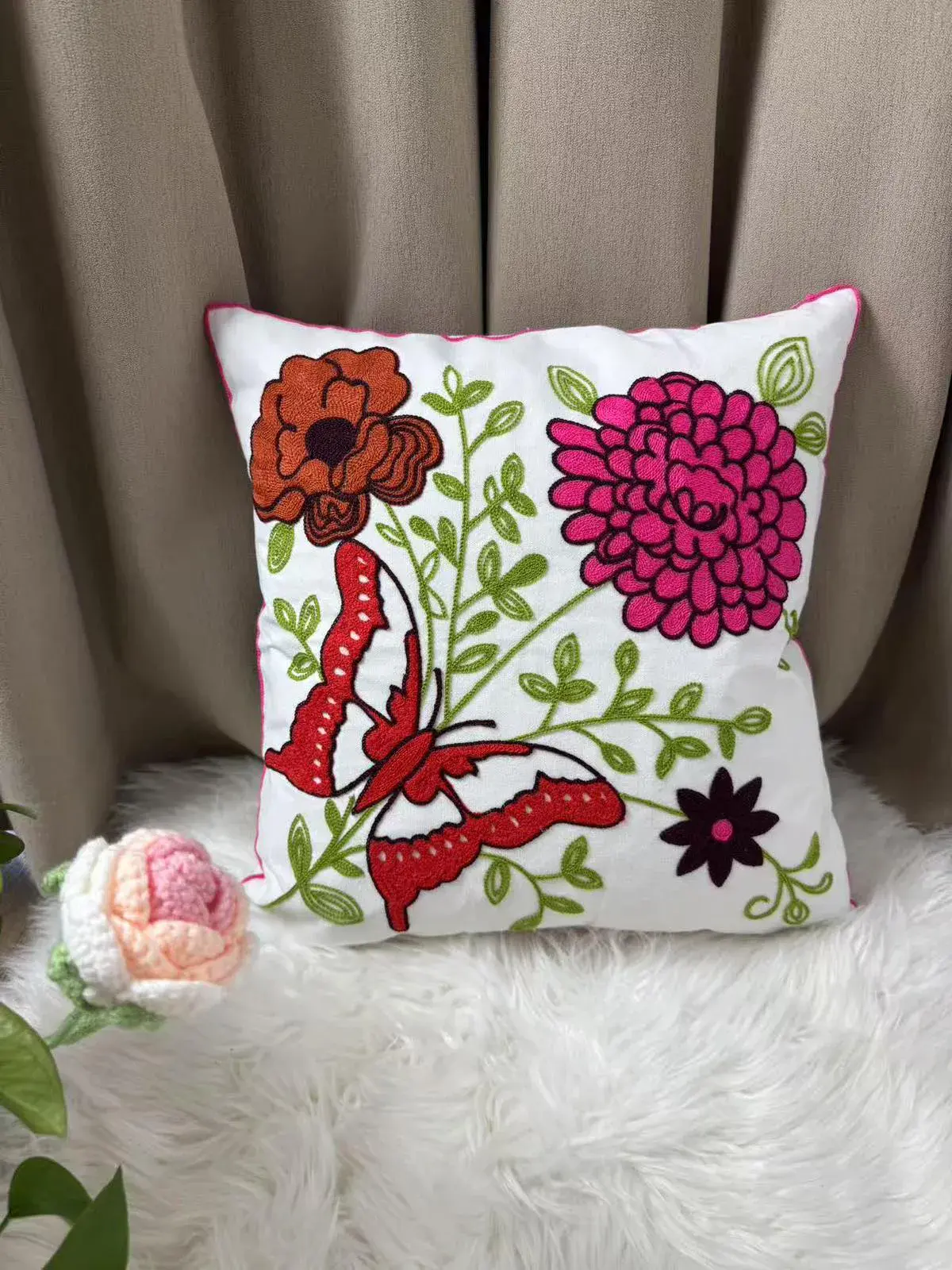 Poszewki 40x40cm haft kwiatowy motyl