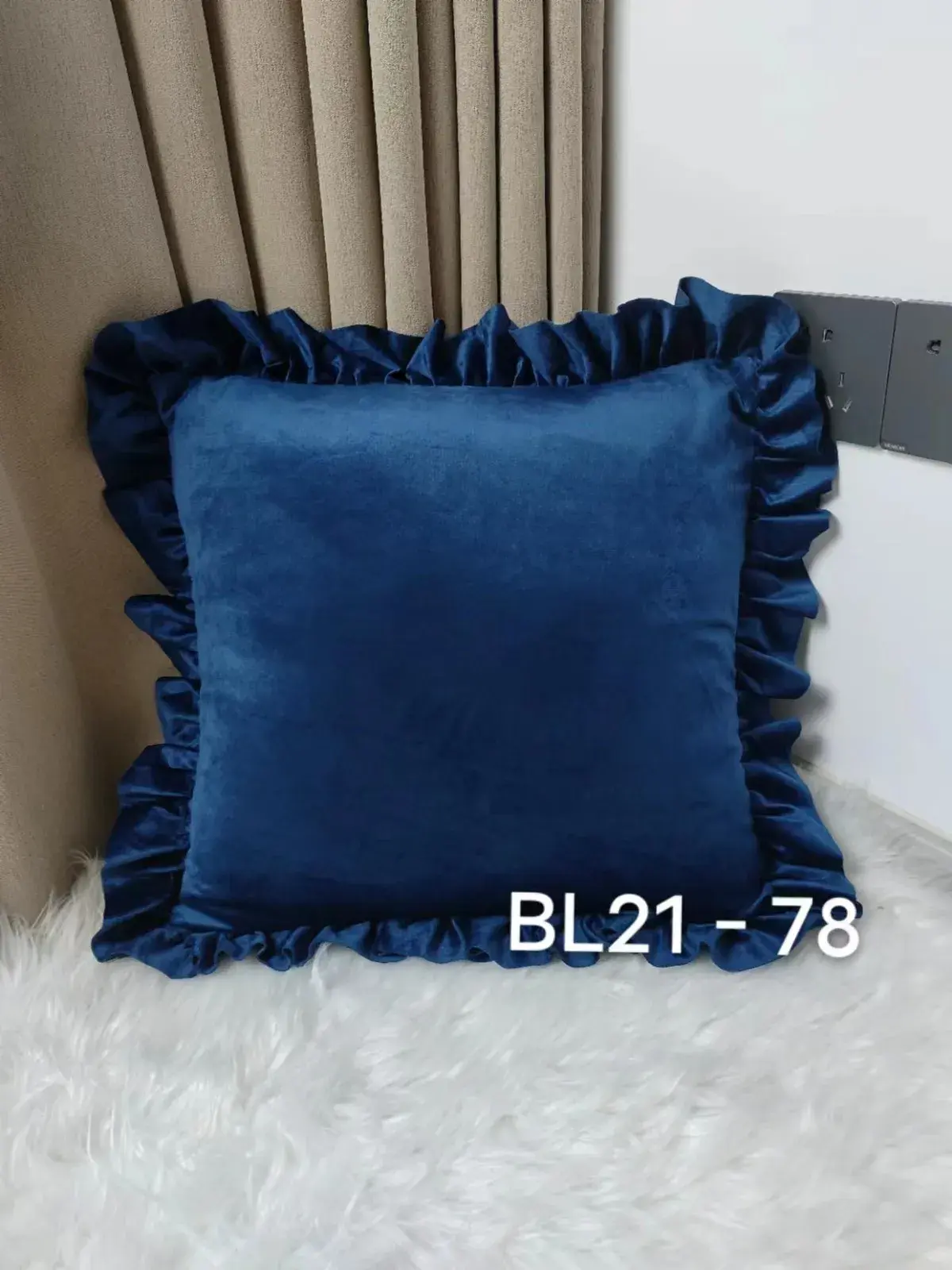 Poszewki na poduszkę 40x40cm welurowe granatowe z falbankami