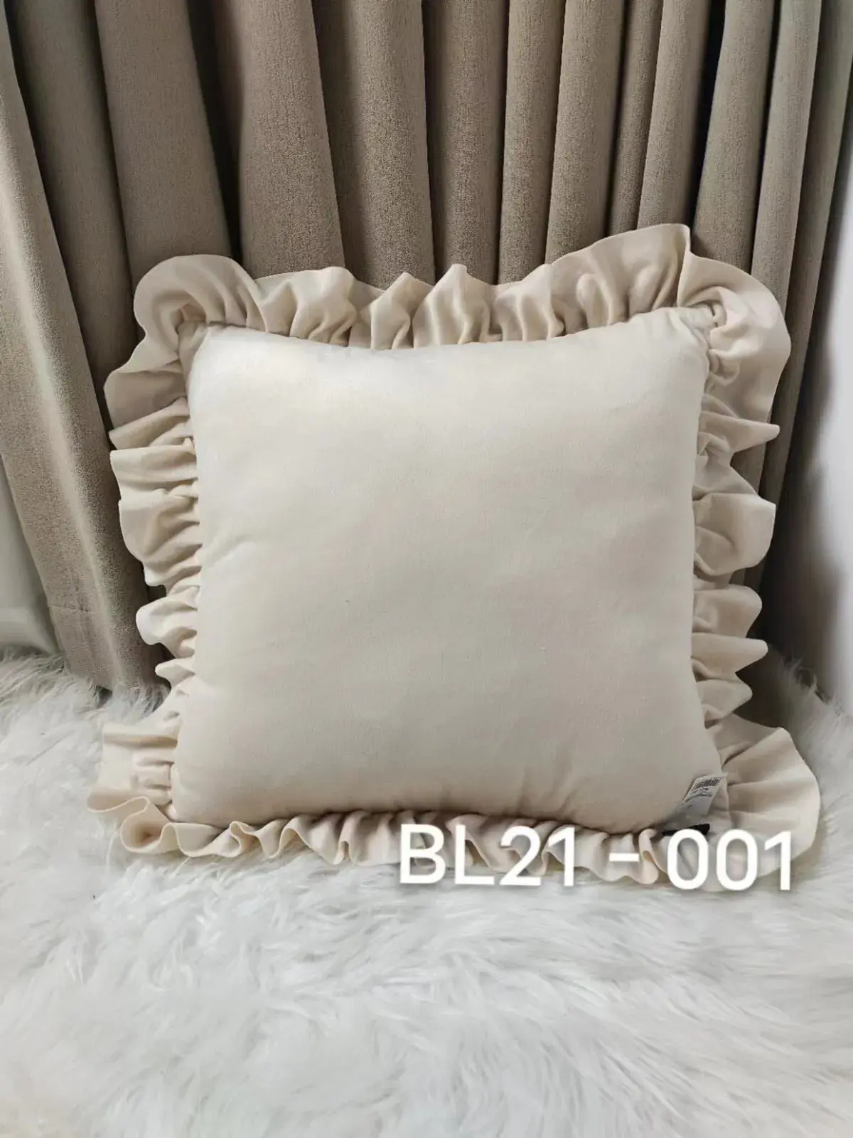 Poszewki dekoracyjne 40x40cm beżowe z falbanką
