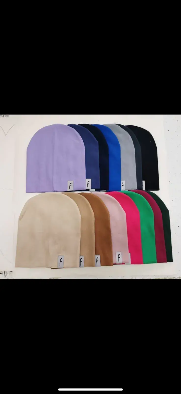 Czapka damska prążkowana beanie z naszywką F - mix kolorów 10szt