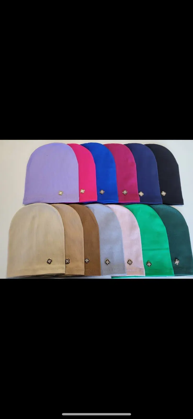 Czapka damska gładka beanie z ozdobą mix kolorów 10 szt.