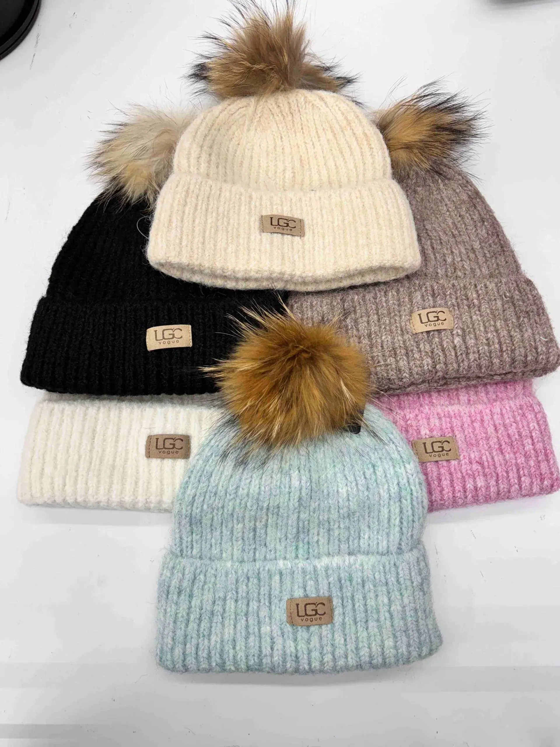Czapki zimowe damskie z pomponem LGC Vogue 12szt