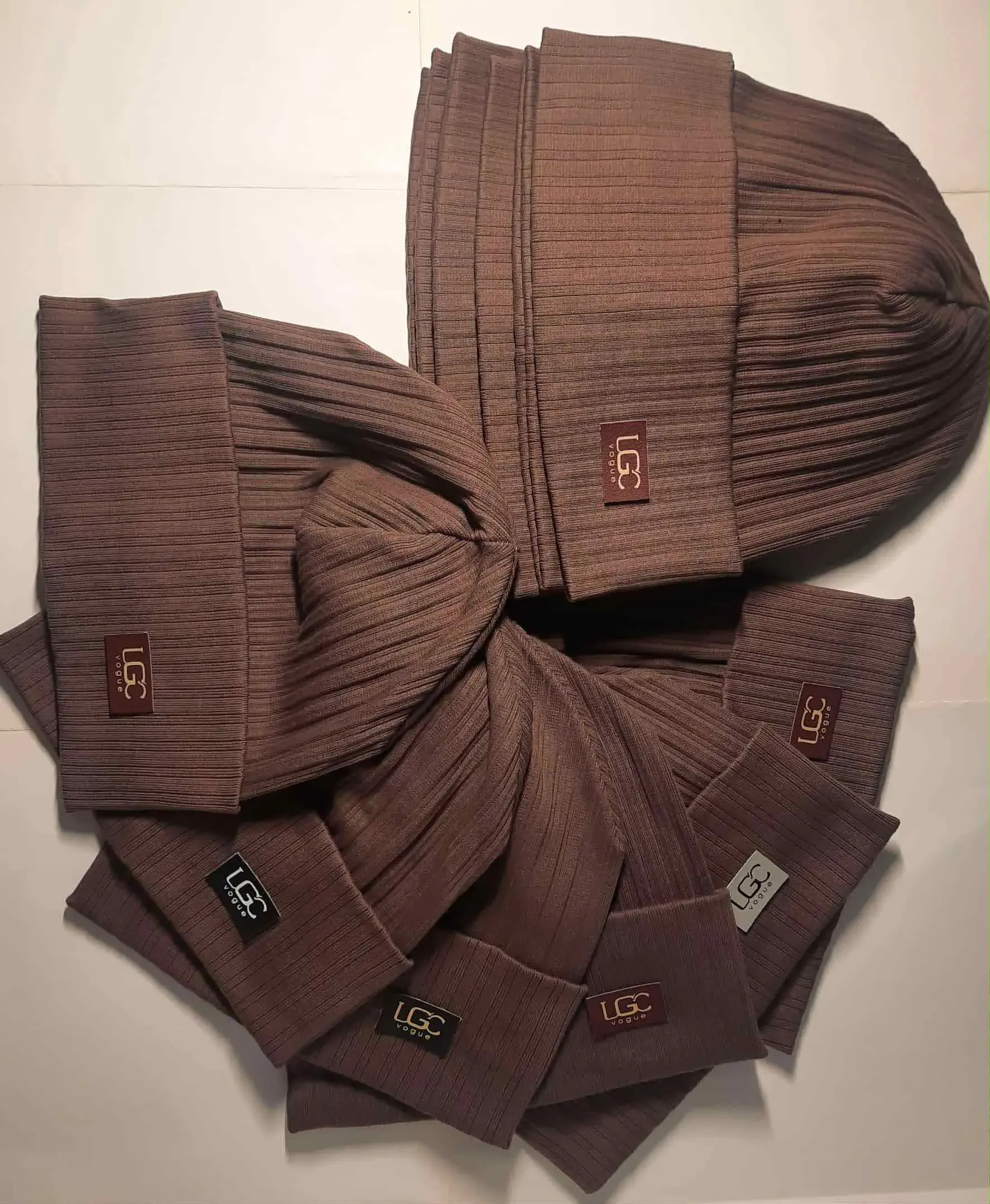 Czapki damskie beanie UGG brązowe prążkowane