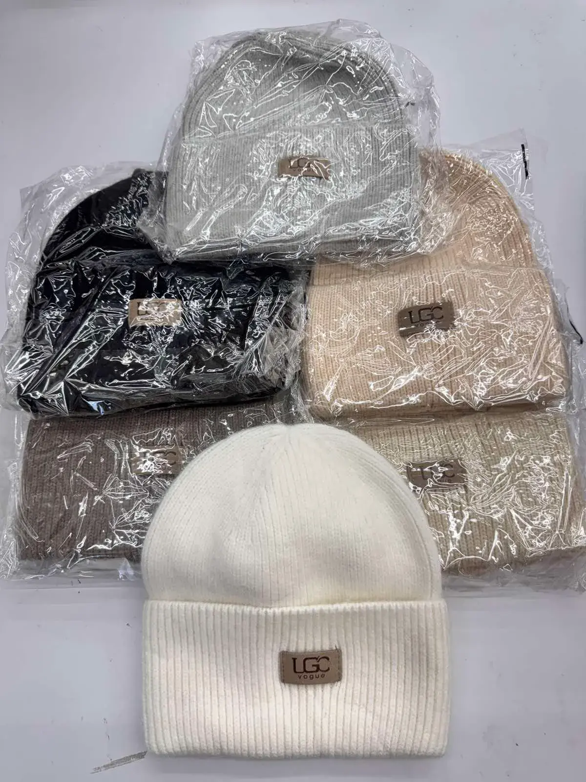 Czapki damskie beanie LGC szary/czarny/beżowy/biały