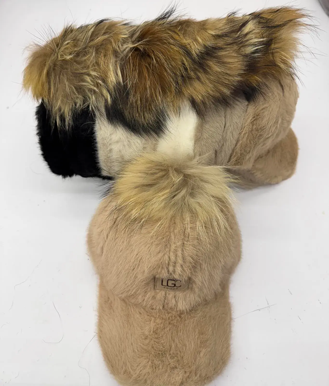 Czapki damskie beanie z futerkiem UGG beżowo-czarno-białe