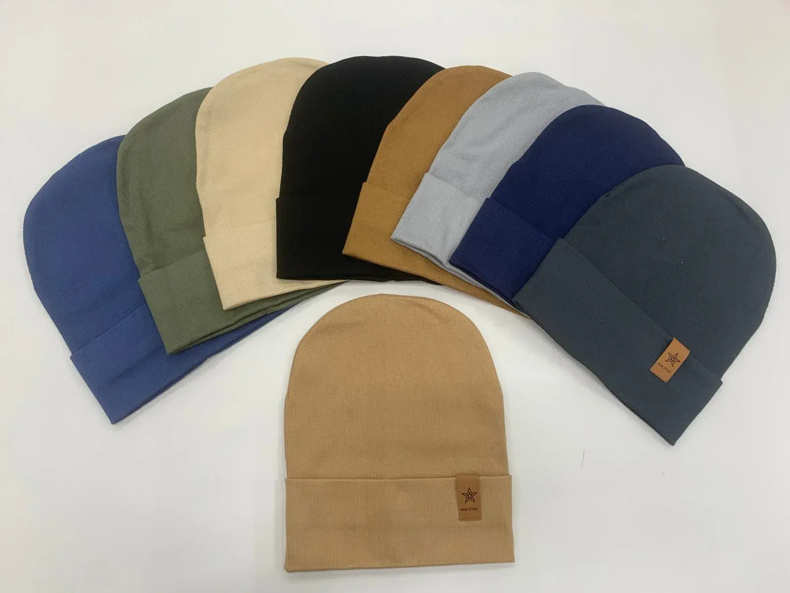 Czapki damskie beanie prążkowane z naszywką New Stars 10 szt.