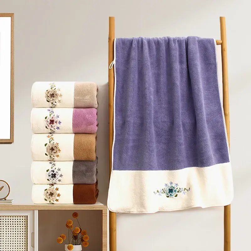 Ręcznik kąpielowy fioletowy z haftem kwiatowym 50x100 cm