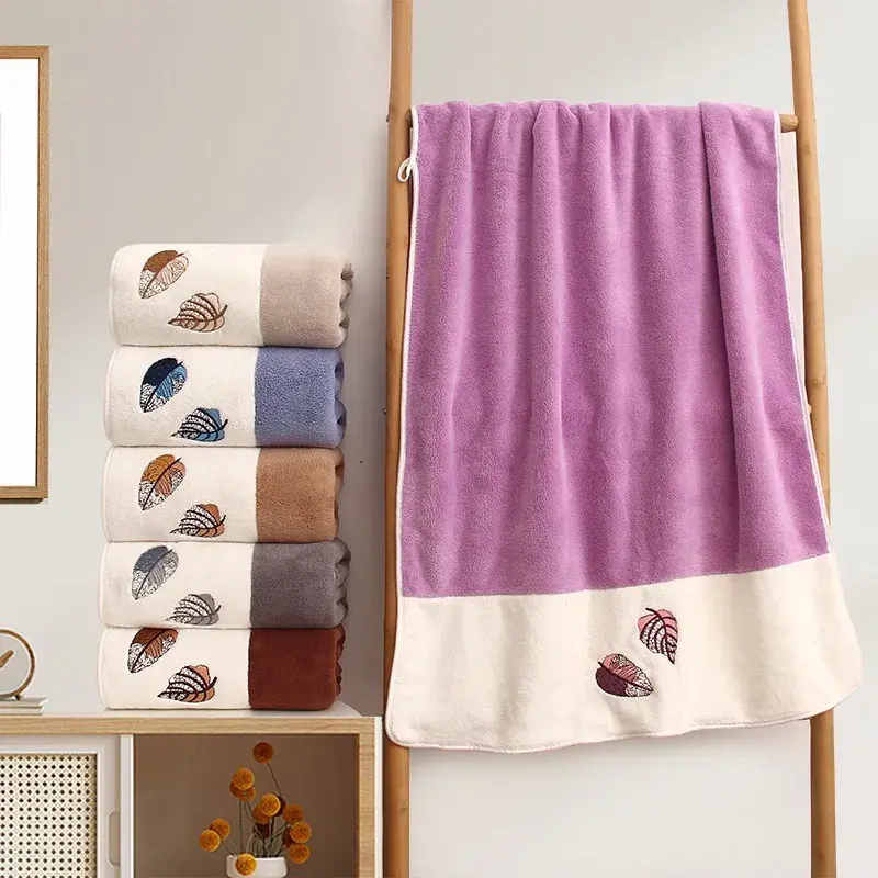 Ręcznik frotte z haftem liści 50x100 cm mix kolorów