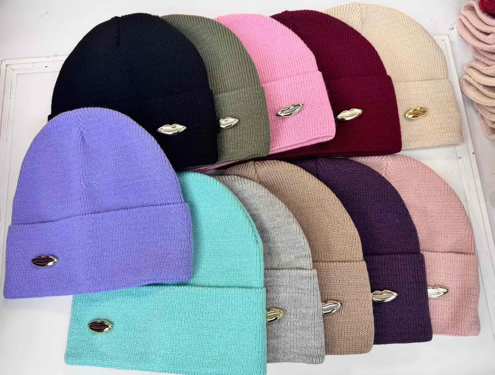 Czapki damskie beanie z aplikacją w kształcie ust, multikolor