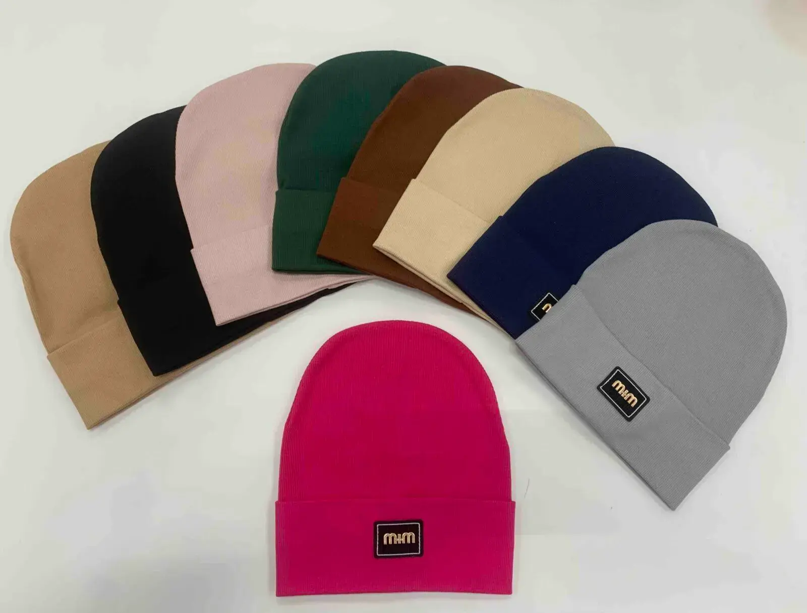 Czapki damskie beanie MM z naszywką, mix kolorów