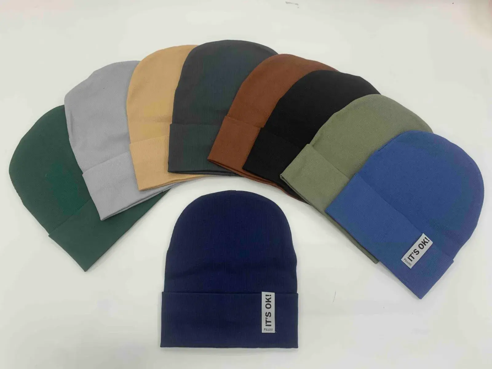 Czapki damskie beanie z napisem IT'S OK, 10 szt