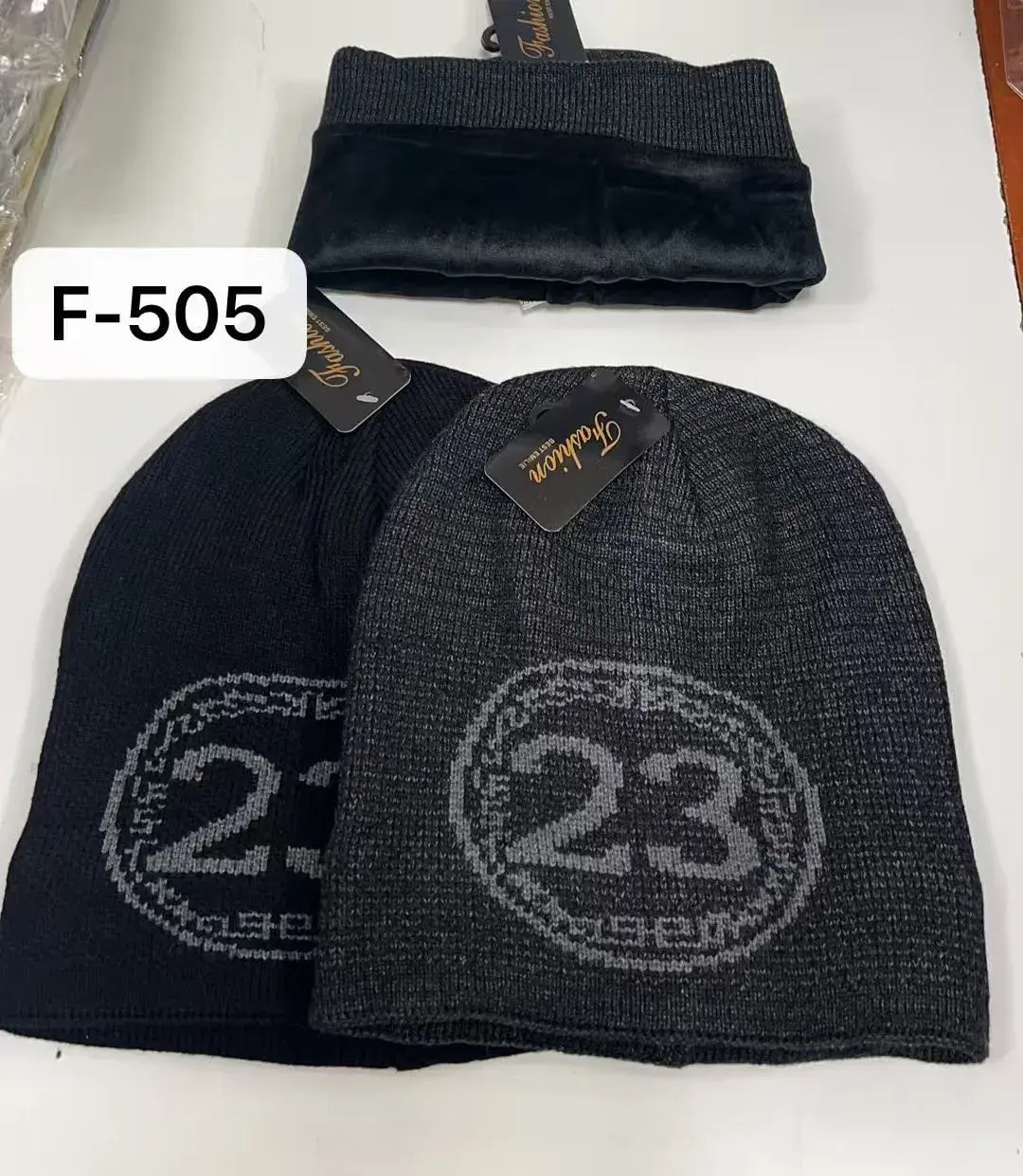 Czapki damskie F-505 czarne z etykietą 22/23