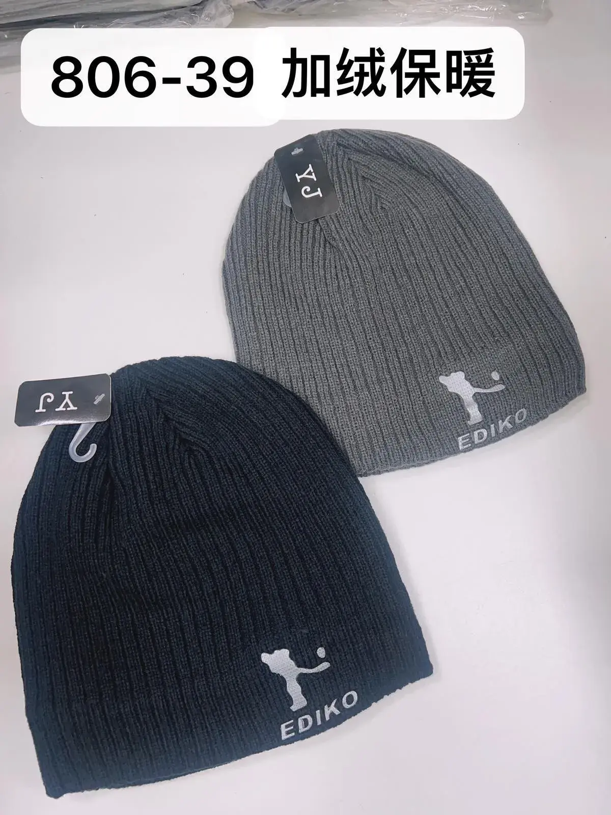 Czapki damskie beanie szare i czarne z nadrukiem EDIRKO