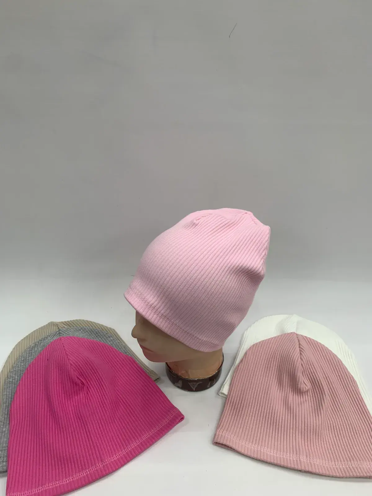 Czapki damskie beanie prążkowane różowe i szare