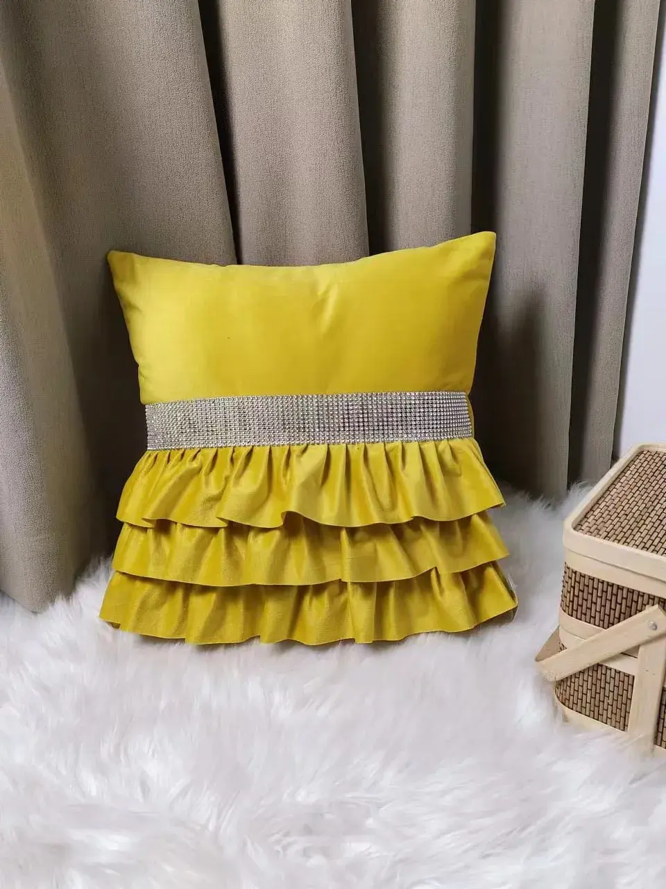 Poszewki dekoracyjne 40x40 cm żółte z frędzlami i aplikacją