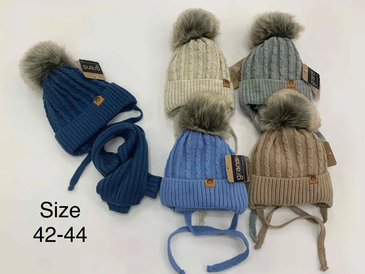 Zestaw czapek dziecięcych z pomponem i szalikiem 42-44 cm