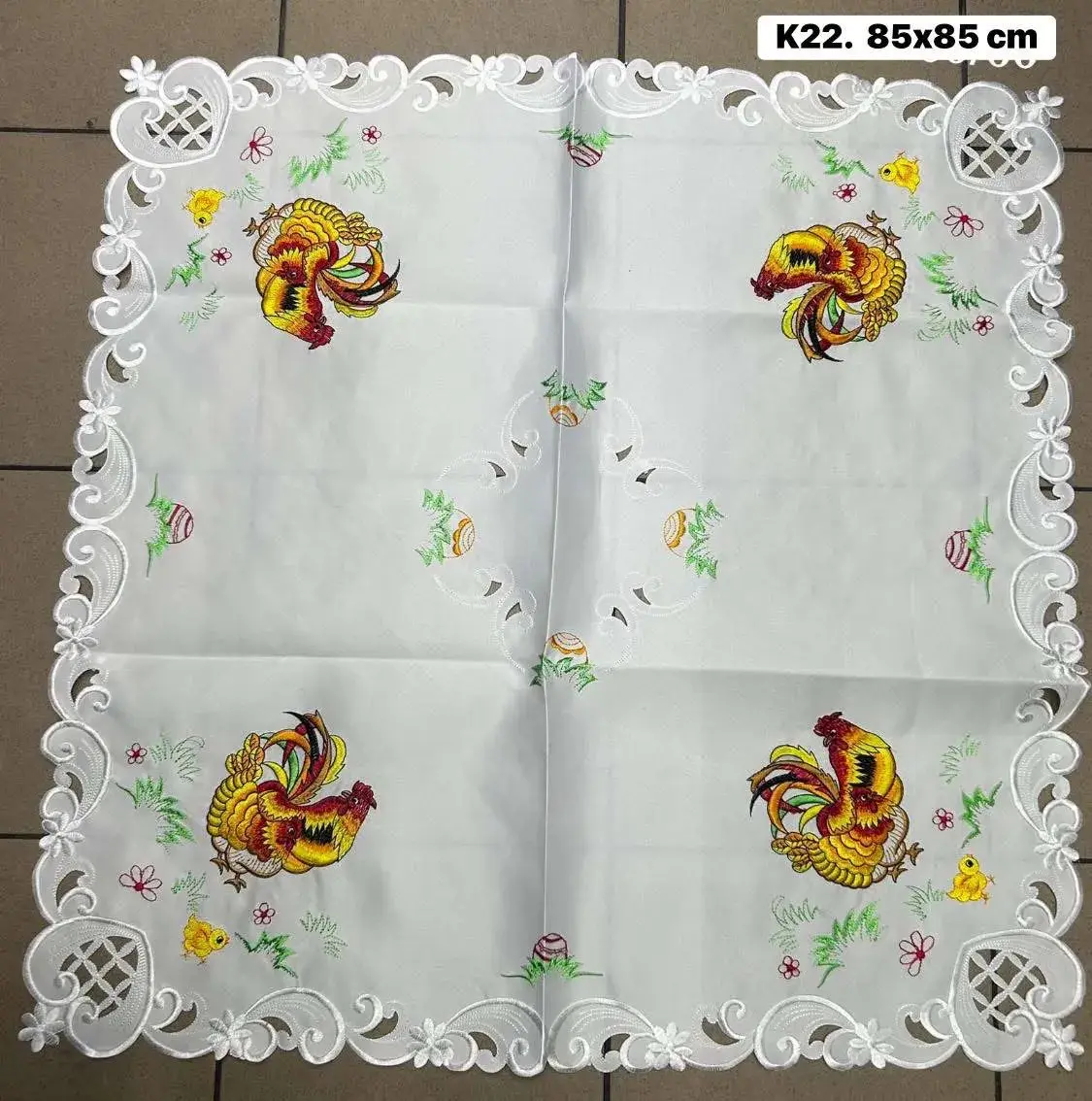 Obrus Wielkanocny 85x85 cm K22 z kogutami i pisankami