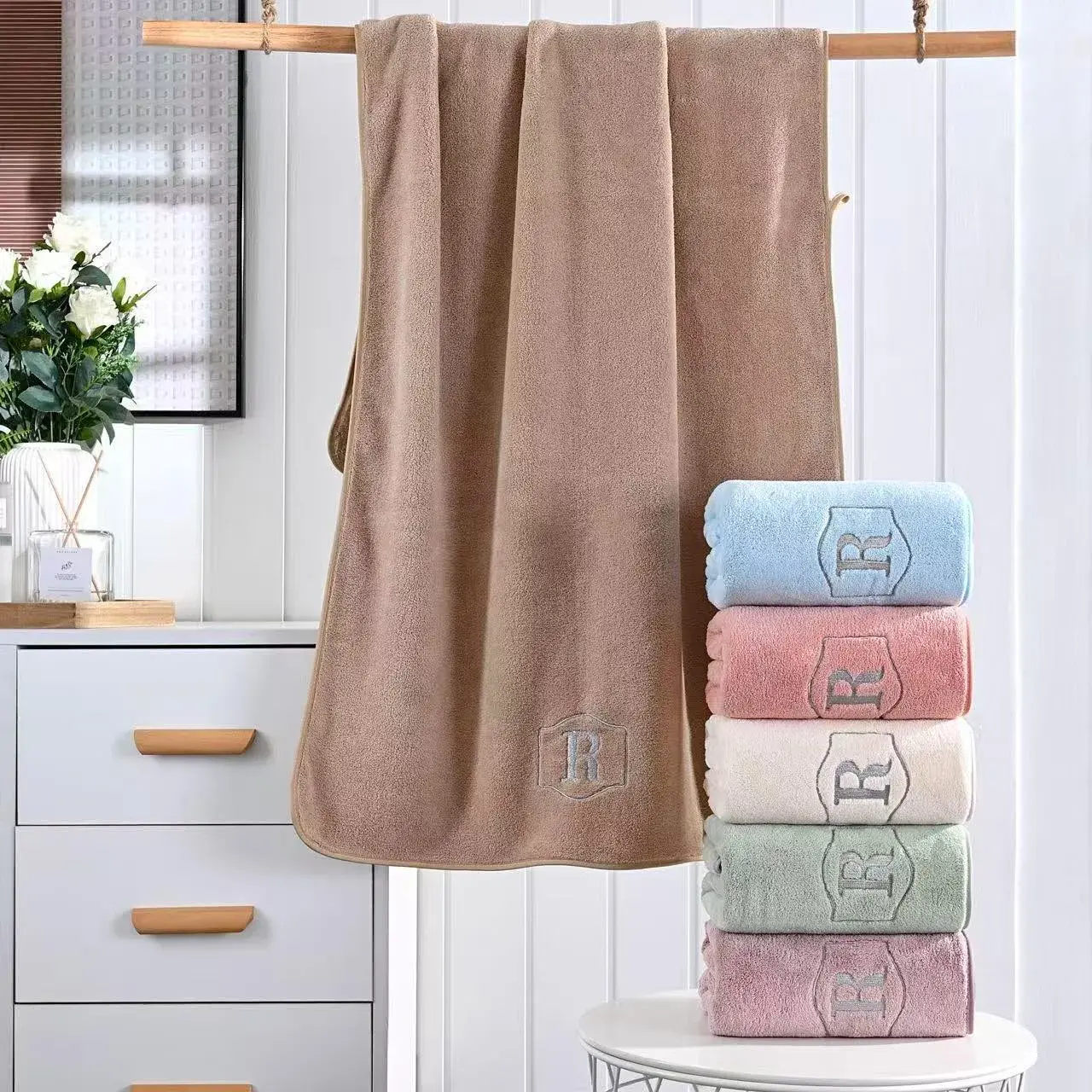 Ręcznik z mikrofibry 50/100 cm z haftem litera R, mix kolorów