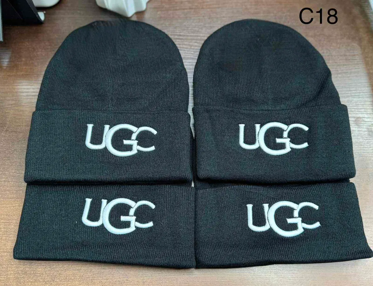 Czarna czapka zimowa z haftem UGC