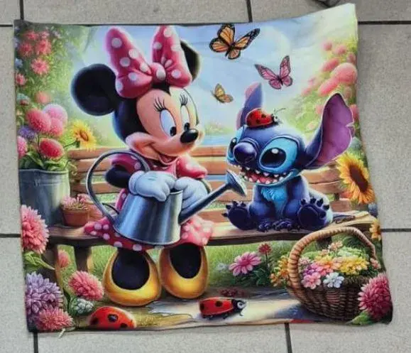 Poszewki 40x40 cm Disney Minnie i Stitch kwiatowy wzór