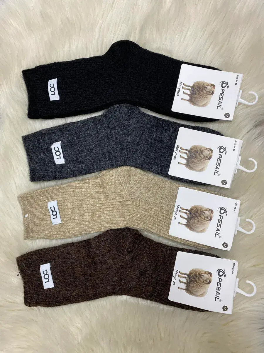 Skarpetki Pesail z wełny merino w czterech kolorach