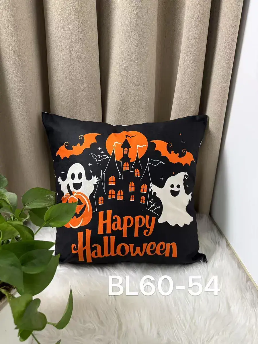 Poszewka Halloween 40x40 cm czarna z nadrukiem duchów i zamku