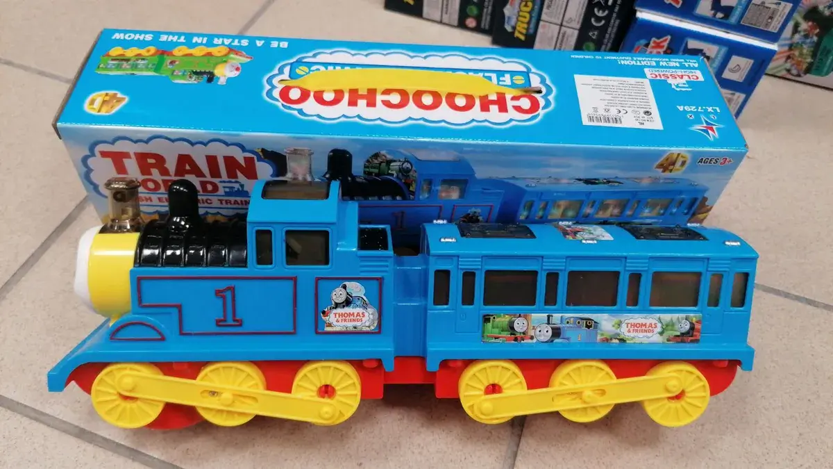 Lokomotywa zabawkowa niebieska z żółtymi kołami Thomas & Friends