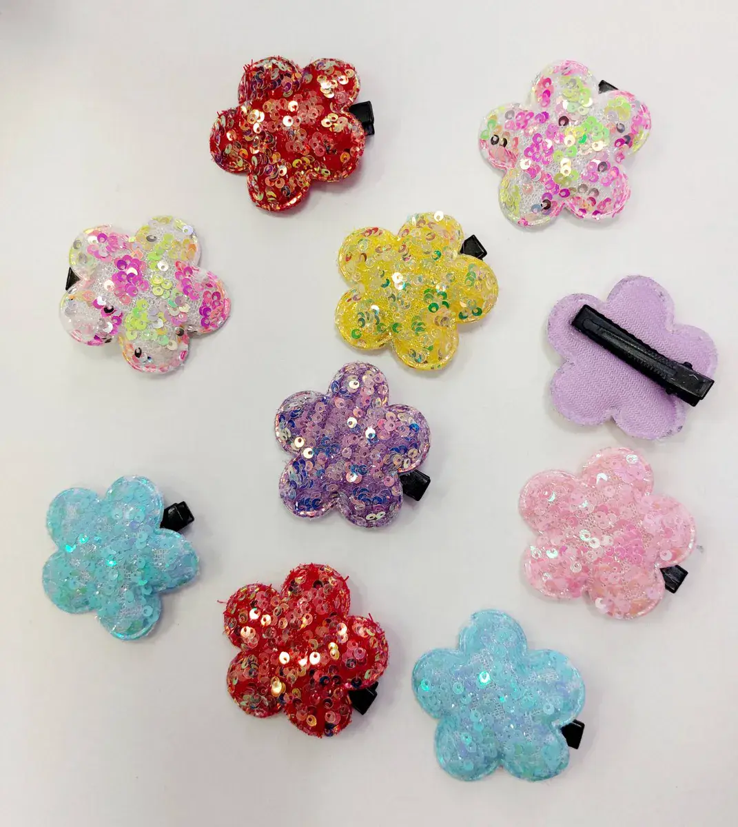 Spinki do włosów kwiatki z cekinami mix kolorów 4 cm
