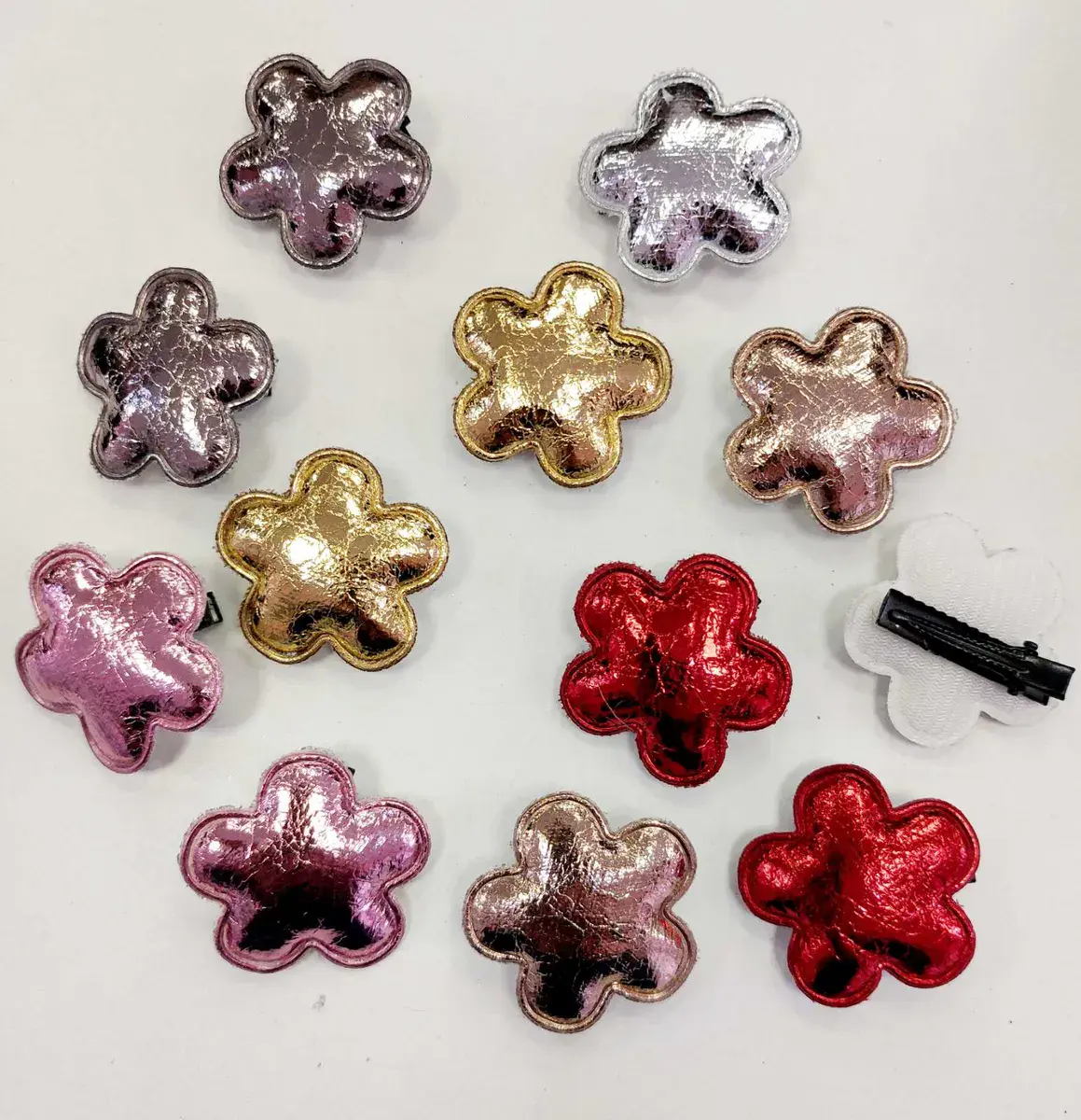 Metaliczne spinki do włosów kwiatki mix kolorów 3,5 cm