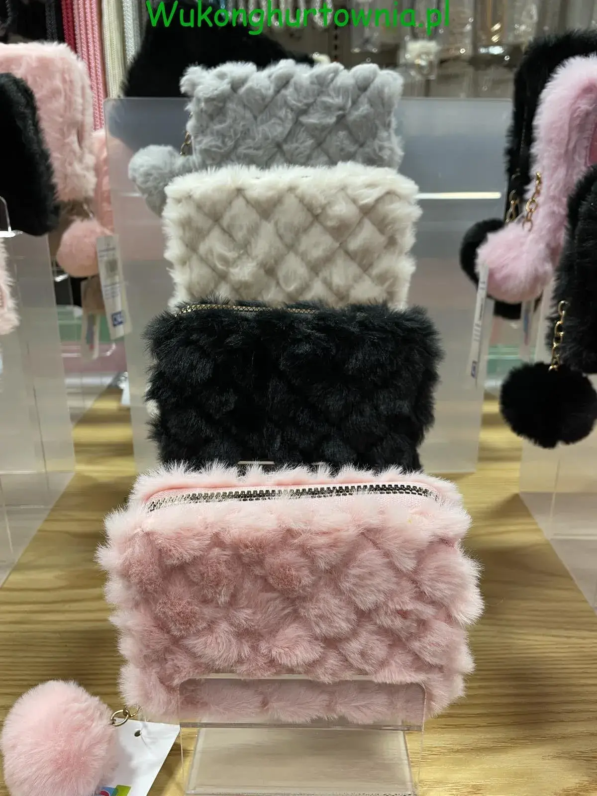 Mini portfel futrzany dla dzieci z pomponem - mix kolorów