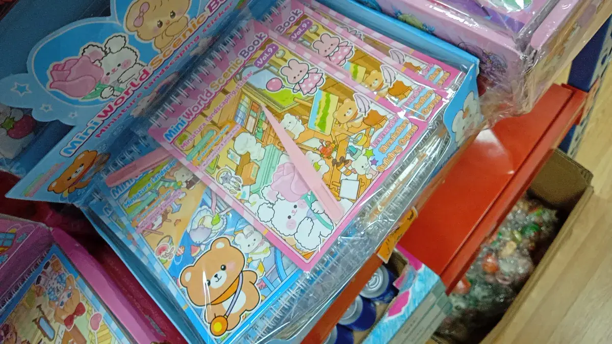 Mini notes z różowym długopisem i spiralą z motywem zwierzątek