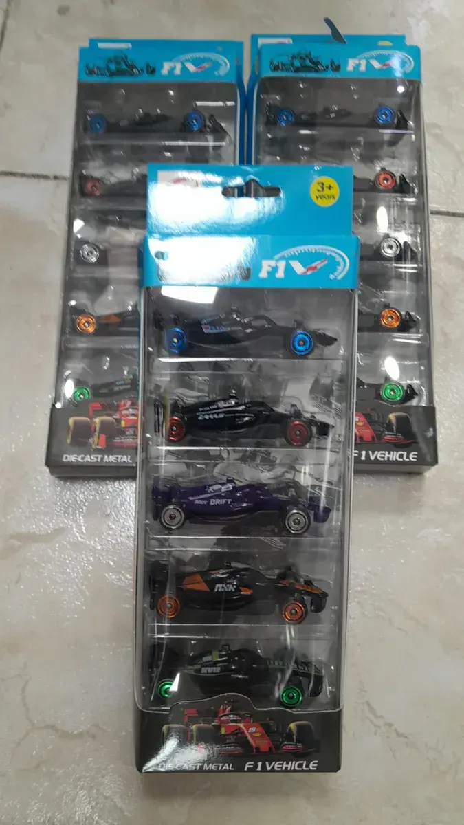 Zestaw 5 metalowych samochodów wyścigowych F1 z kolorowymi kołami