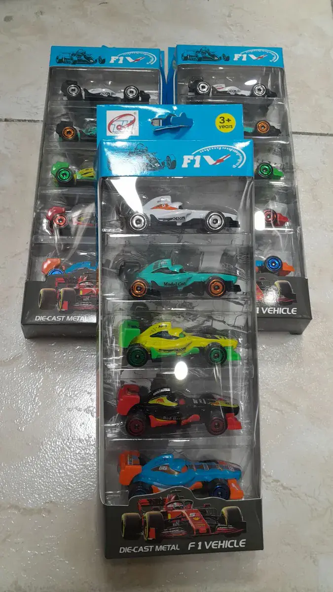 Zestaw 5 metalowych samochodów wyścigowych F1 kolorowych