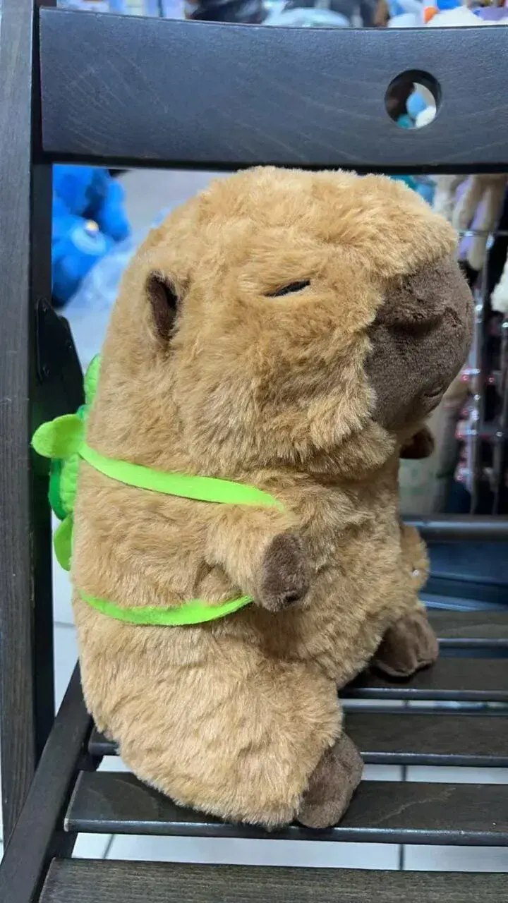Maskotka Pluszowa Kapibara z Zielonym Plecakiem 50cm, kolor jasnobrązowy z ciemniejszym brązem