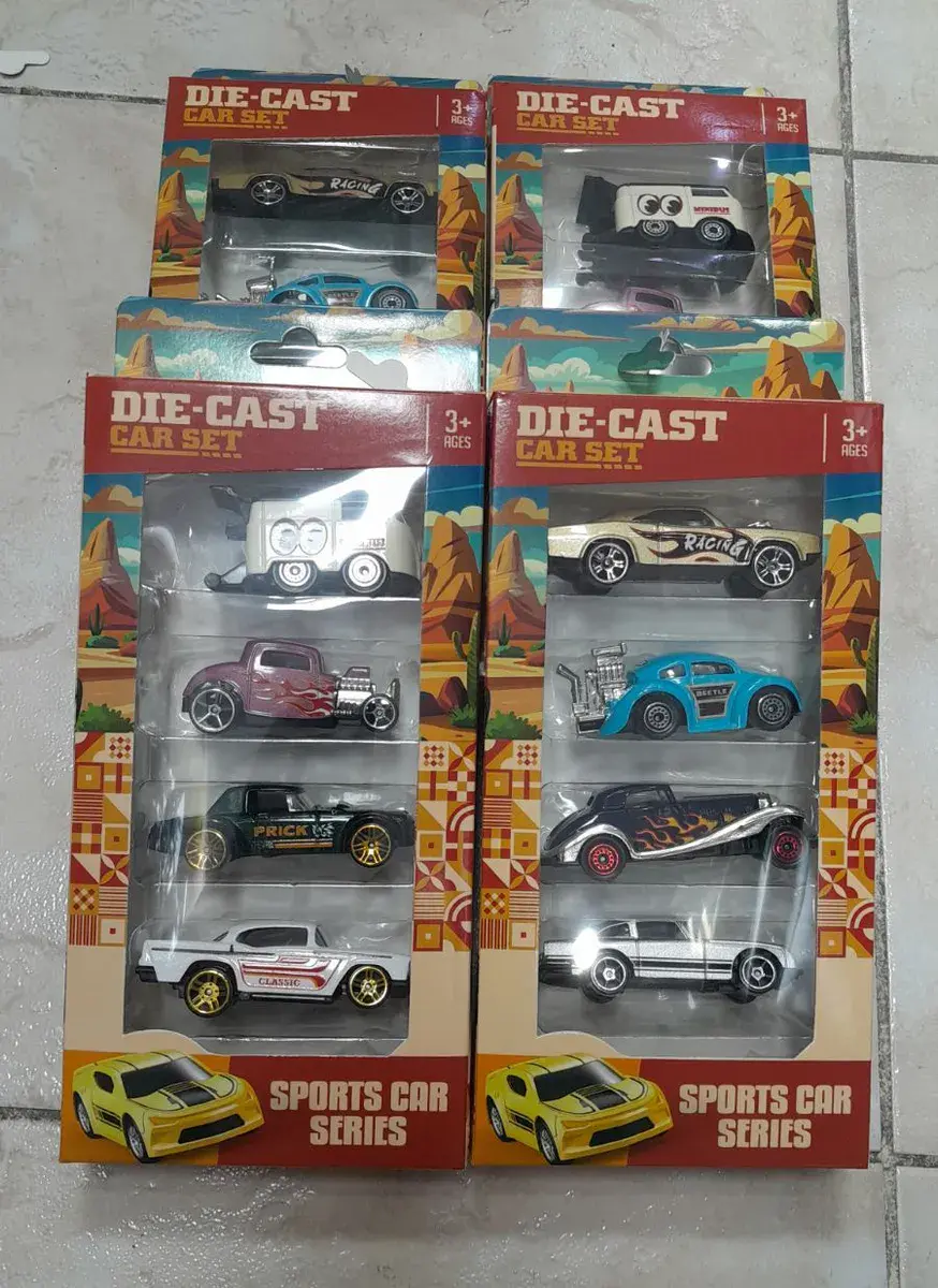Zestaw 4 metalowych samochodzików die-cast w opakowaniu
