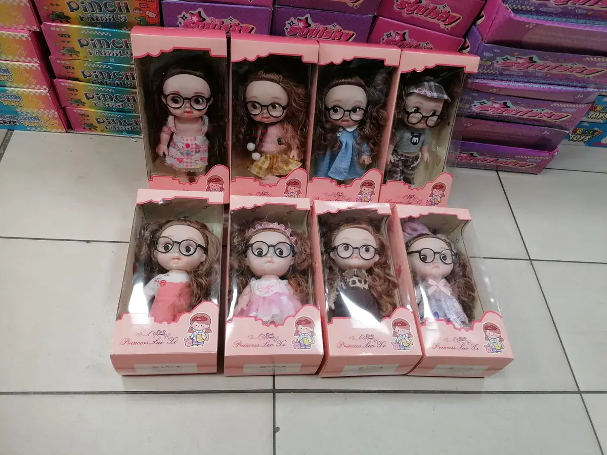Lalka princess Luo Xi z okularami w różnorodnych strojach 20 cm