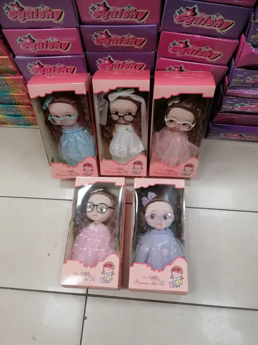 Lalka księżniczka w okularach różne kolory sukienek 25 cm